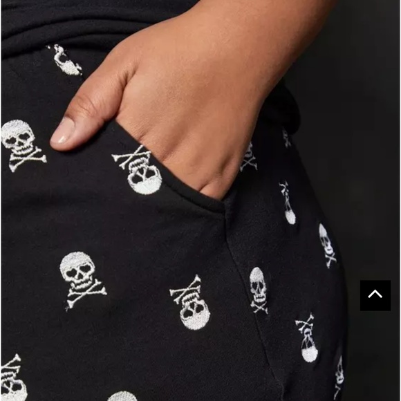 🆕 ☠️ LOVESICK SKULL EMBROIDERED SHORTS ☠️🏴‍☠️ - Picture 3 of 6